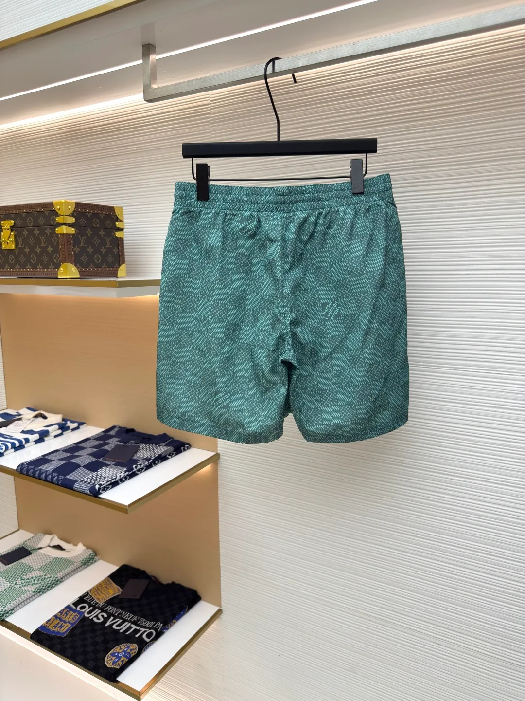 LOUIS VUITTON Printed Beach Pants Chess ●Authentic: Purchased and developed at 6950 ●Item No.: 1680015-A65 ●Fabric: nylon fabric ●Technology: Printing ●Version: Fitted version ●Weight: about 168 grams ●Size: The L.Vuitton déposé logo is integrated into the checkered pattern and can be paired with a matching T-shirt or for a casual look. It features a standard fit, all-over Damier Monogram print, drawstring elastic waist and side pockets. Cut and sew the flower position to restore the pattern effect. The overall wiring is straight and delicate, the fabric is comfortable and soft, and the color is consistent without color difference. It can be matched with the same style to create a fashionable look and control various occasions. Customized accessories, complete with three standards, same style for men and women!